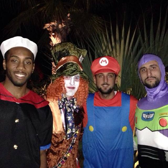 Gli Spurs festeggiano Halloween: da sinistra Leonard, De Colo, Belinelli e Ginobili.